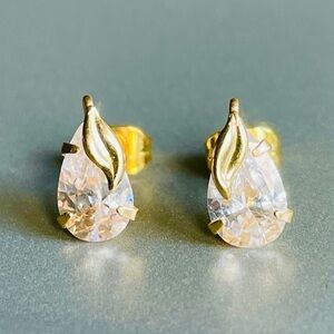 14k Gold Sparkling Cubic Zirconia CZ Pear Cut Elegant Leaf Motif Stud Ea…